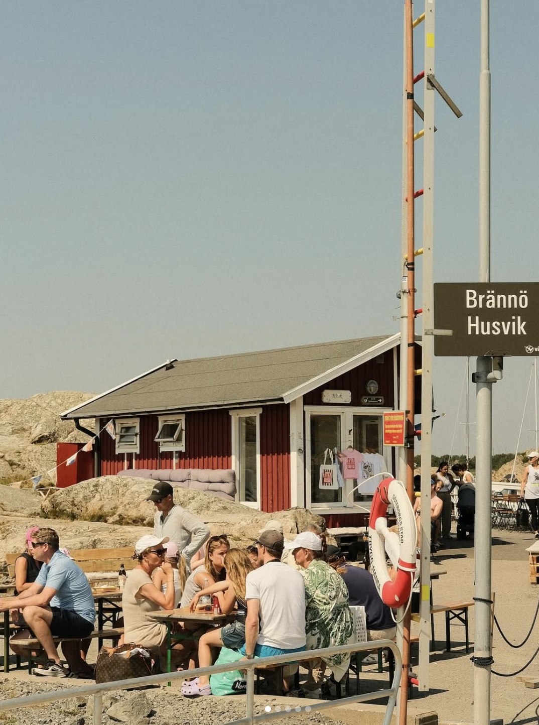 Le Shack-stugan vid Brännö Husvik med gäster vid långborden