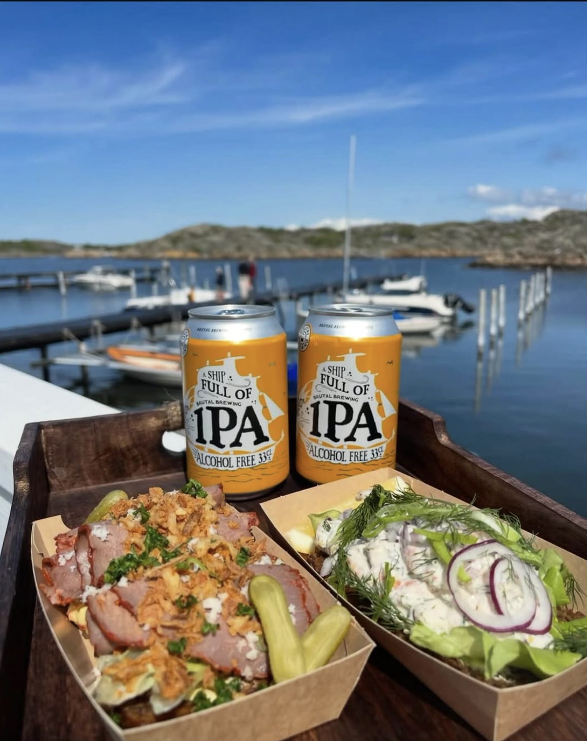 Smörrebröd och kall IPA med utsikt över småbåtshamnen